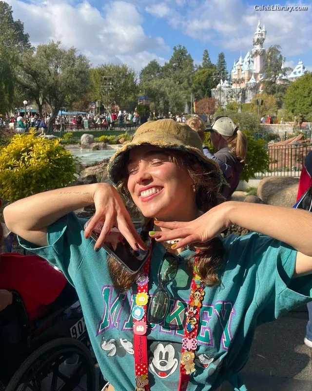 Haley Lu Richardson photo 20 of 711