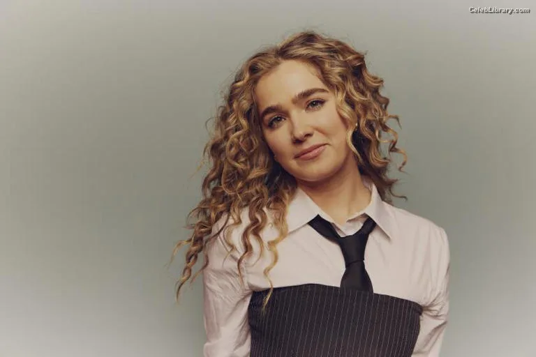 Haley Lu Richardson photo 3 of 711