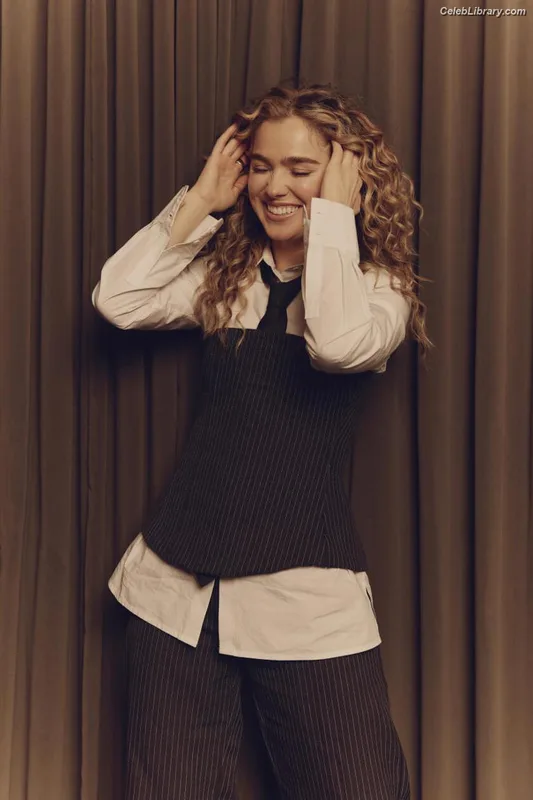 Haley Lu Richardson photo 4 of 711