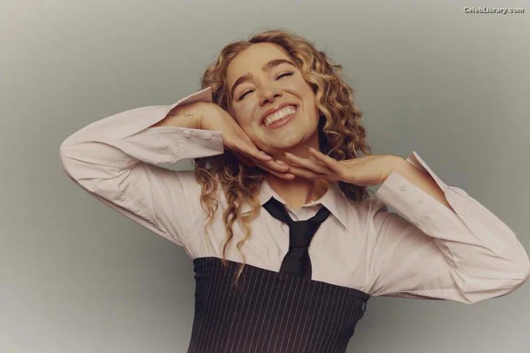 Haley Lu Richardson photo 6 of 711