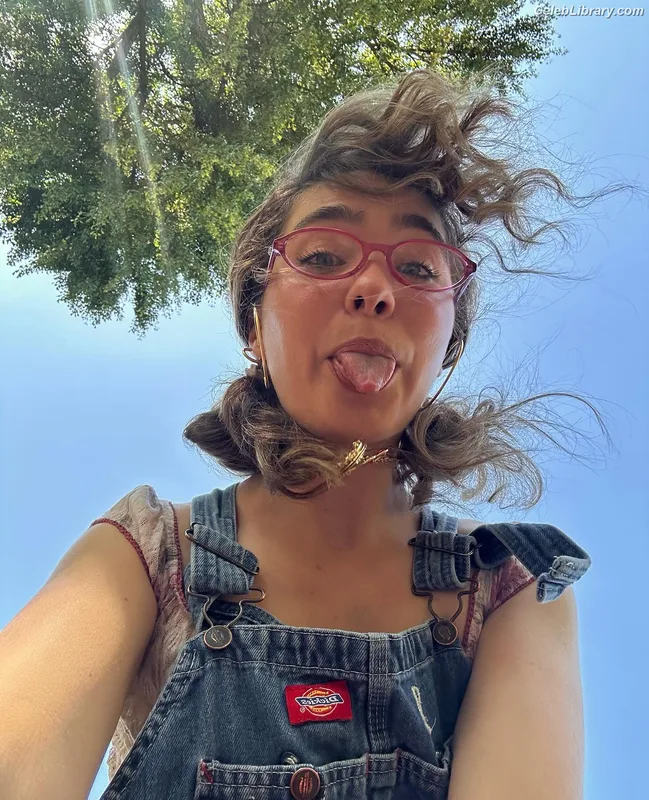 Haley Lu Richardson photo 11 of 711