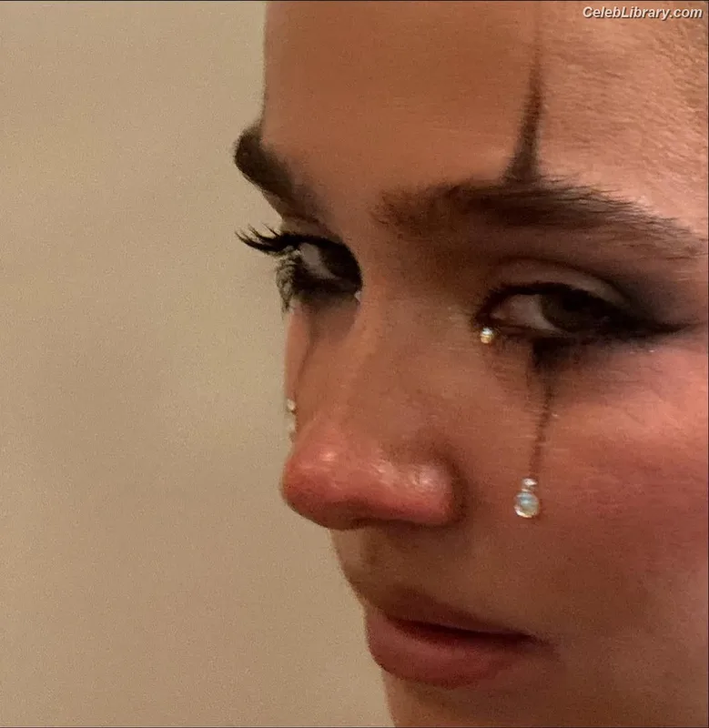 Haley Lu Richardson photo 9 of 711