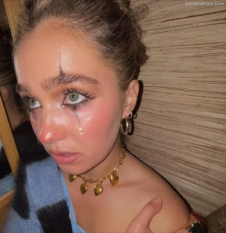 Haley Lu Richardson photo 10 of 711