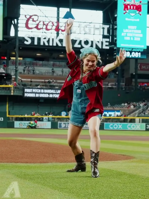 Haley Lu Richardson photo 9 of 711