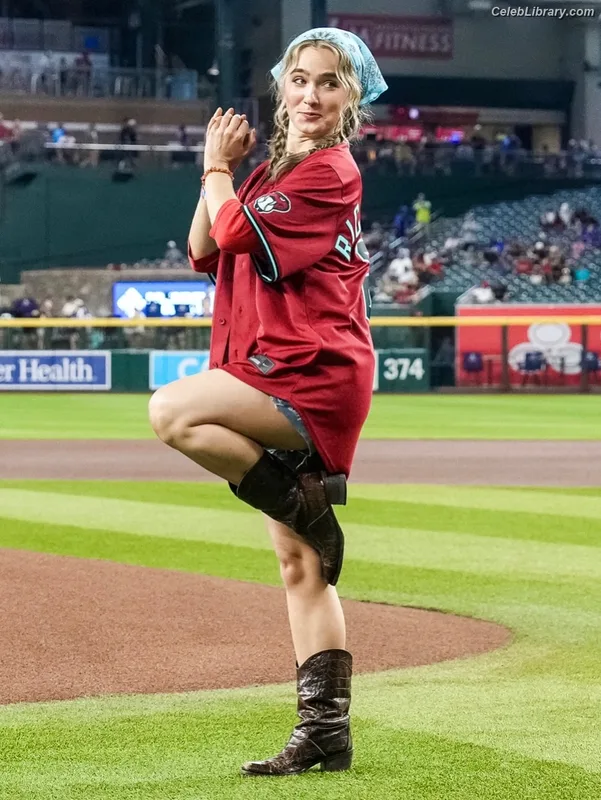 Haley Lu Richardson photo 14 of 711