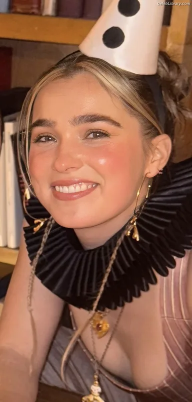 Haley Lu Richardson photo 20 of 711