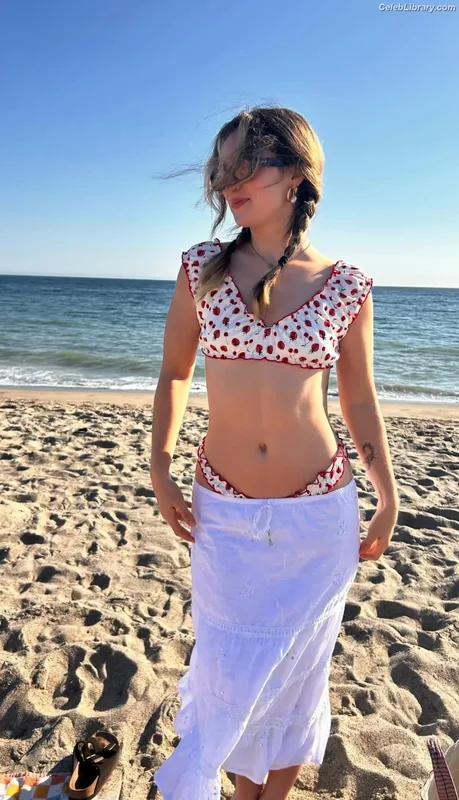 Haley Lu Richardson photo 3 of 711