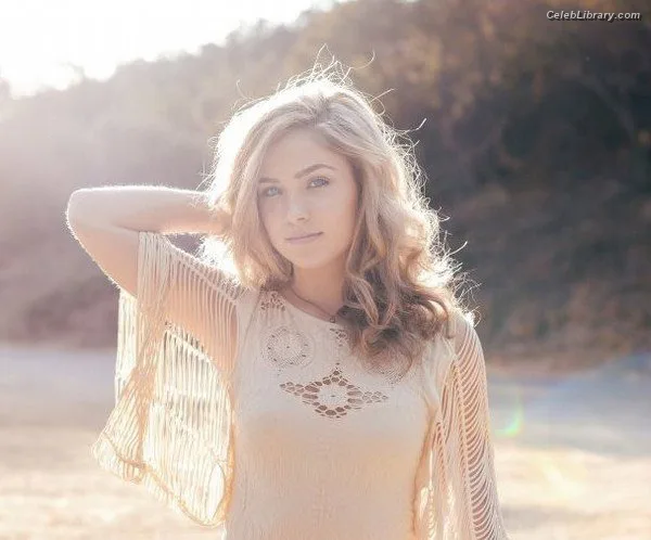 Haley Lu Richardson photo 13 of 711