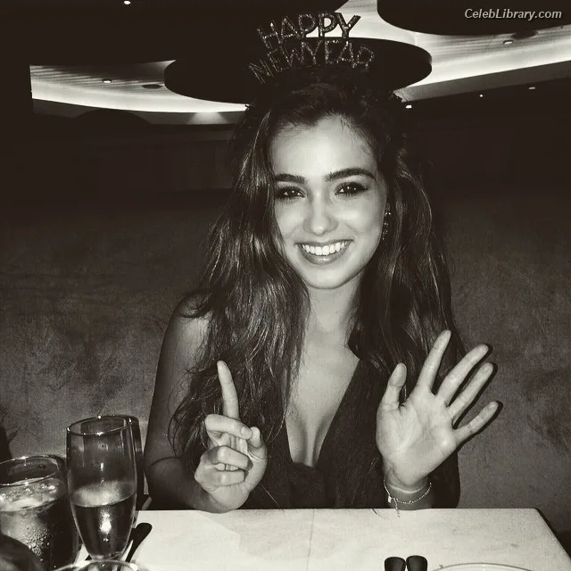 Haley Lu Richardson photo 15 of 711