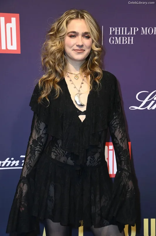 Haley Lu Richardson photo 24 of 711