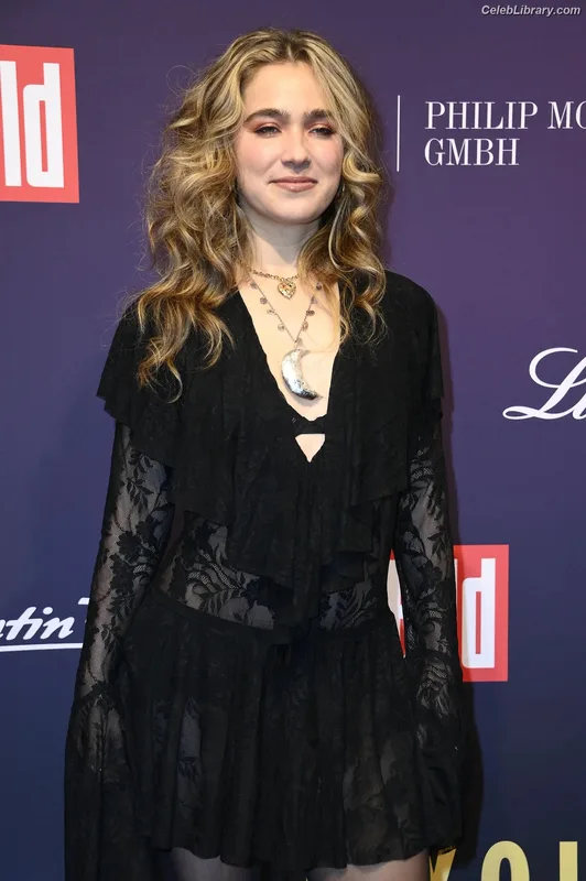 Haley Lu Richardson photo 2 of 711