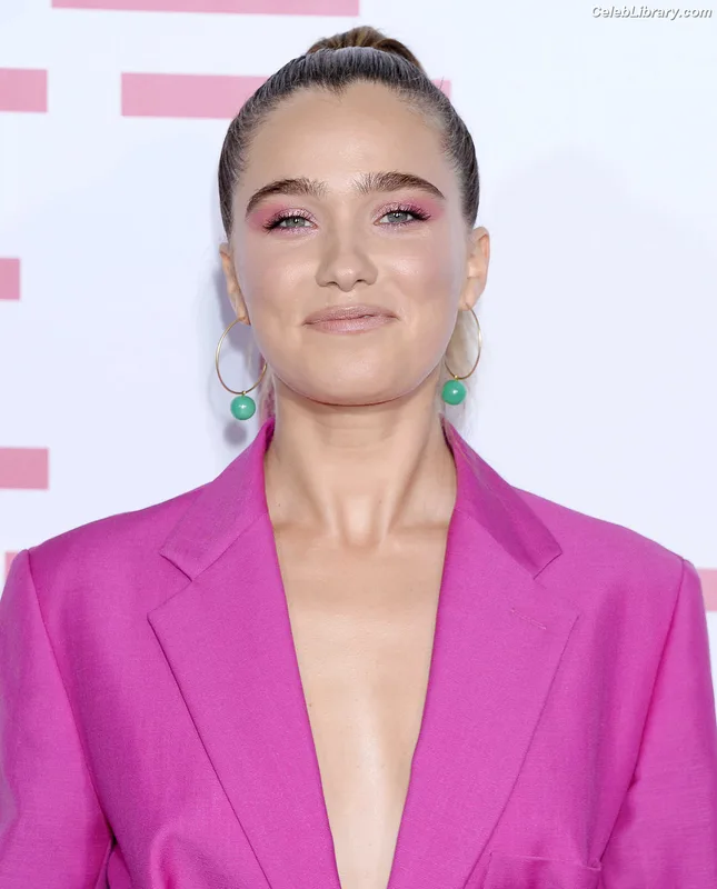 Haley Lu Richardson photo 3 of 711
