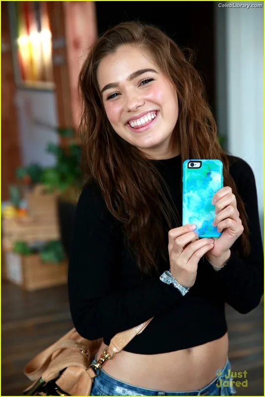 Haley Lu Richardson photo 4 of 711