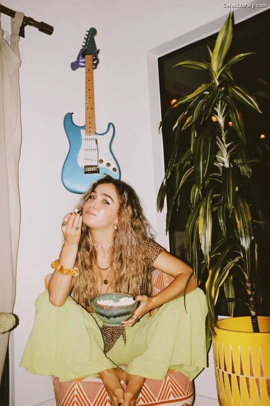 Haley Lu Richardson photo 12 of 711