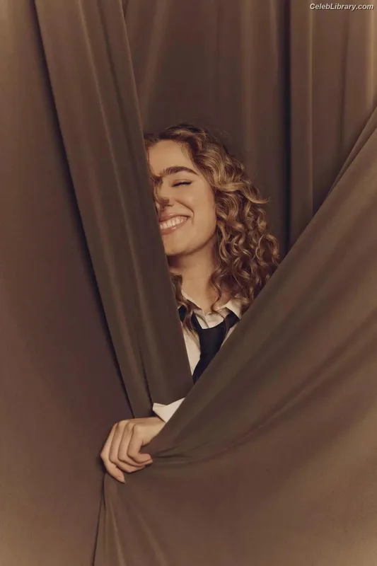 Haley Lu Richardson photo 23 of 711