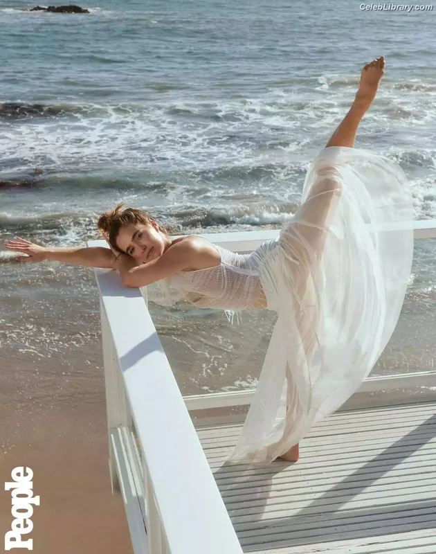 Haley Lu Richardson photo 1 of 711