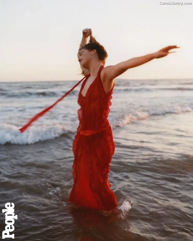Haley Lu Richardson photo 5 of 711