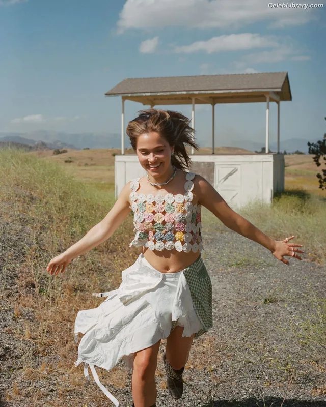 Haley Lu Richardson photo 11 of 711