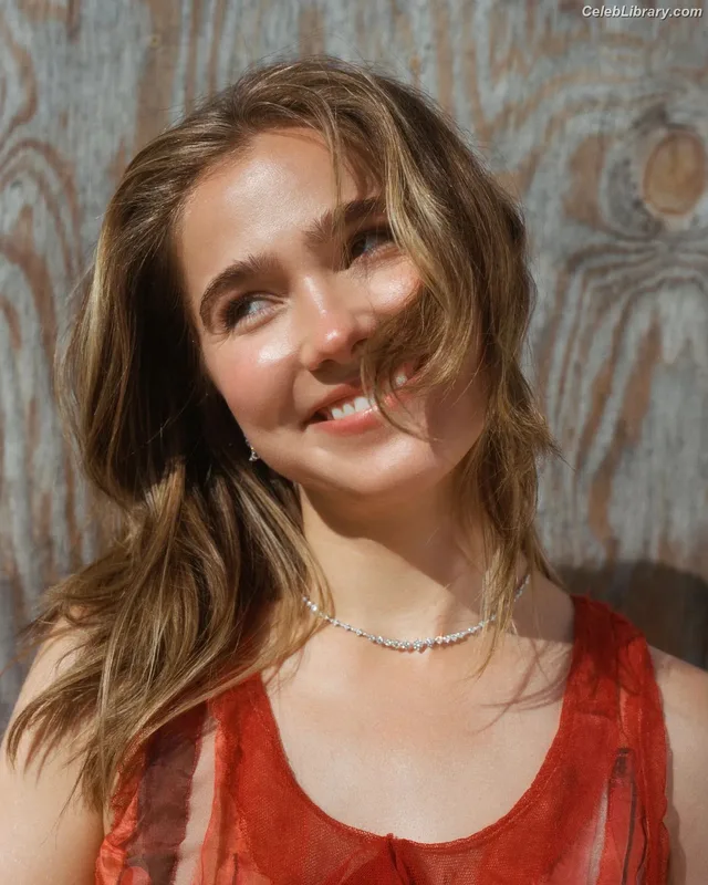 Haley Lu Richardson photo 12 of 711