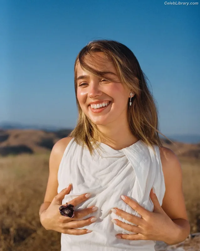 Haley Lu Richardson photo 18 of 711