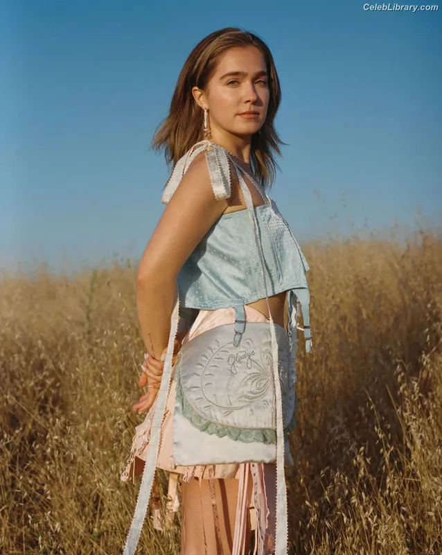 Haley Lu Richardson photo 20 of 711