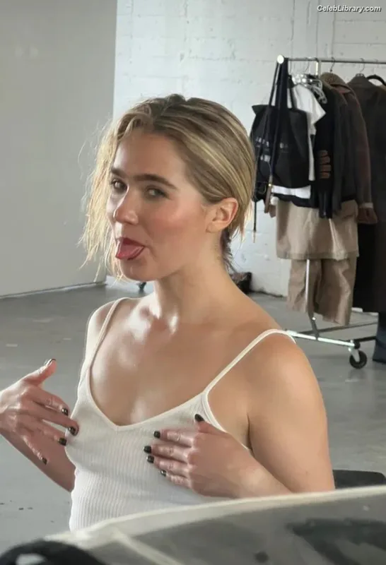 Haley Lu Richardson photo 22 of 711