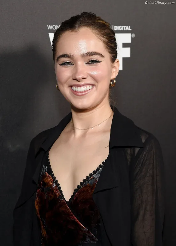 Haley Lu Richardson photo 4 of 711
