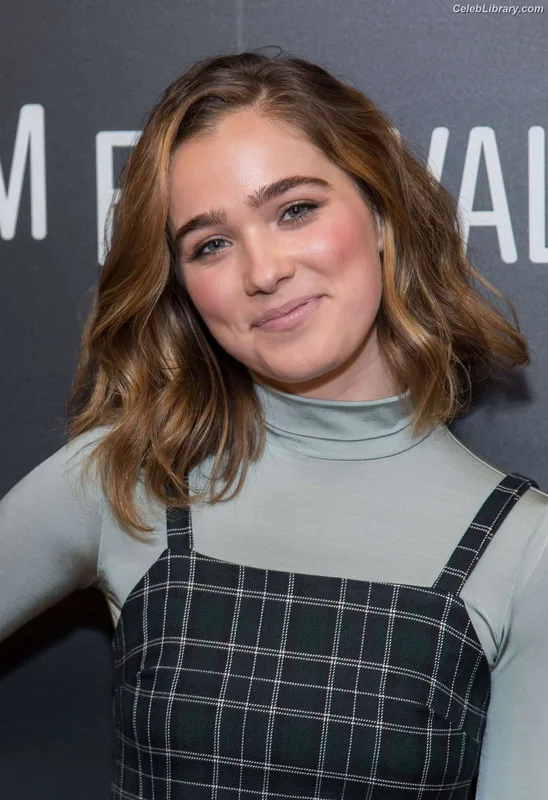 Haley Lu Richardson photo 6 of 711