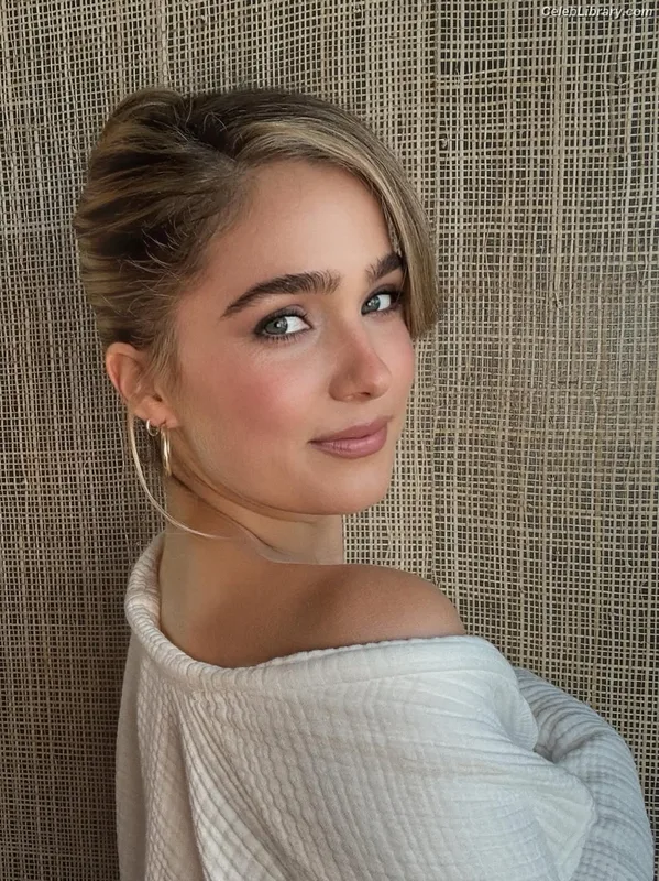 Haley Lu Richardson photo 8 of 711