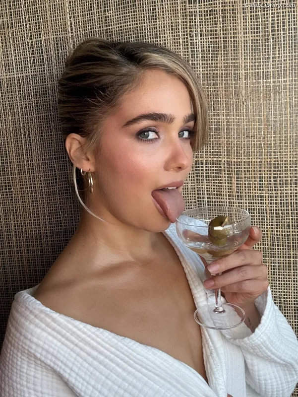 Haley Lu Richardson photo 9 of 711