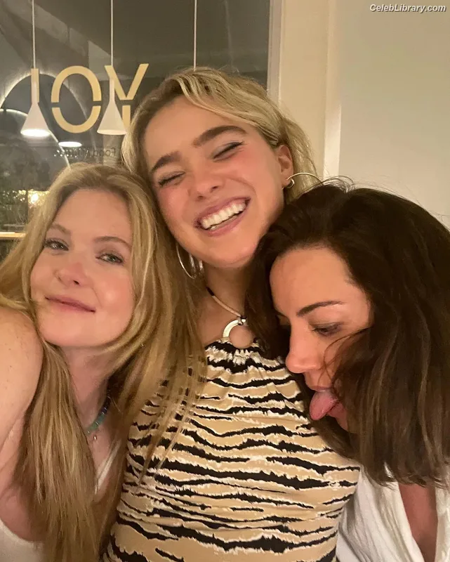 Haley Lu Richardson photo 15 of 711