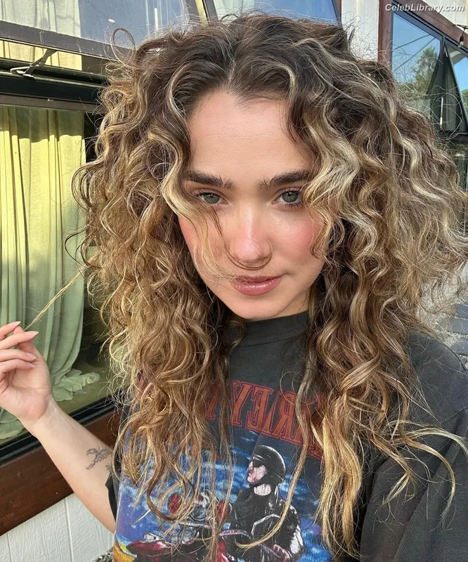 Haley Lu Richardson photo 8 of 711