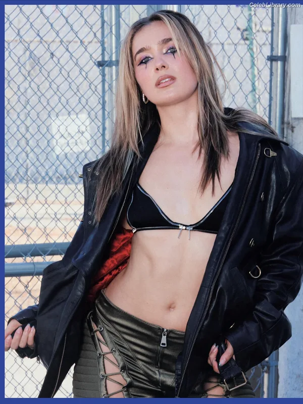 Haley Lu Richardson photo 15 of 711