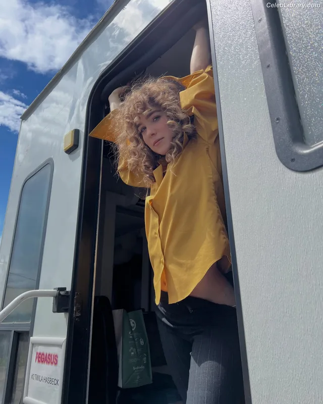 Haley Lu Richardson photo 22 of 711