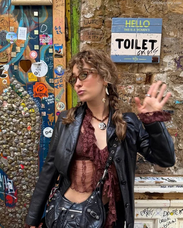 Haley Lu Richardson photo 9 of 711