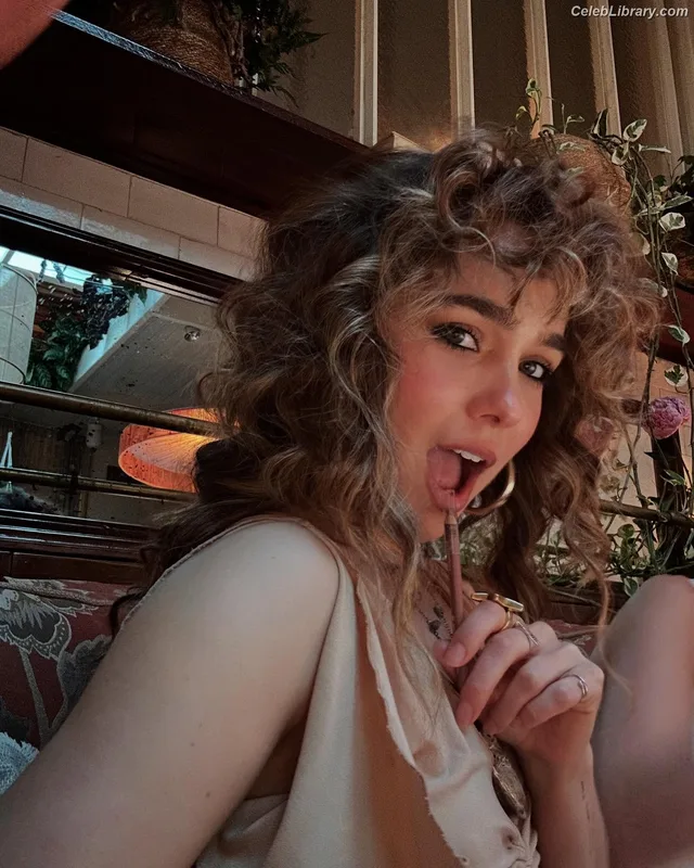 Haley Lu Richardson photo 10 of 711