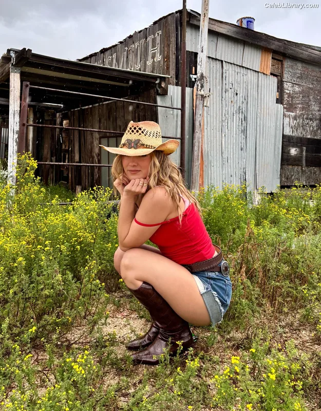 Haley Lu Richardson photo 13 of 711