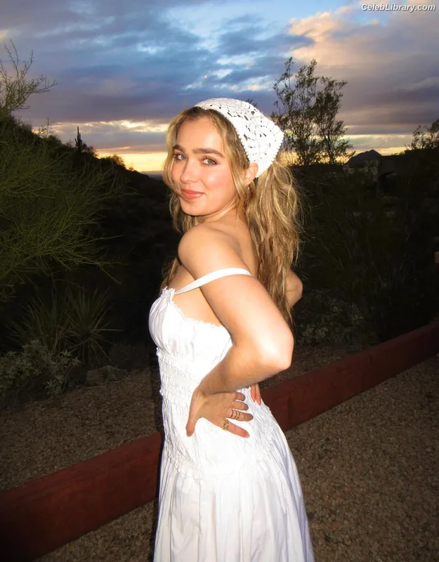 Haley Lu Richardson photo 16 of 711