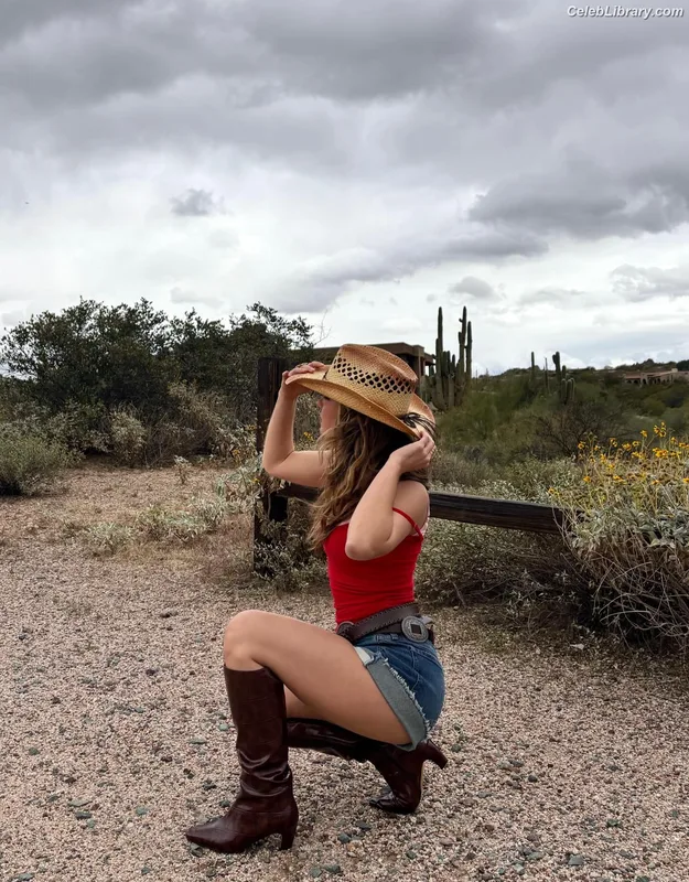 Haley Lu Richardson photo 20 of 711
