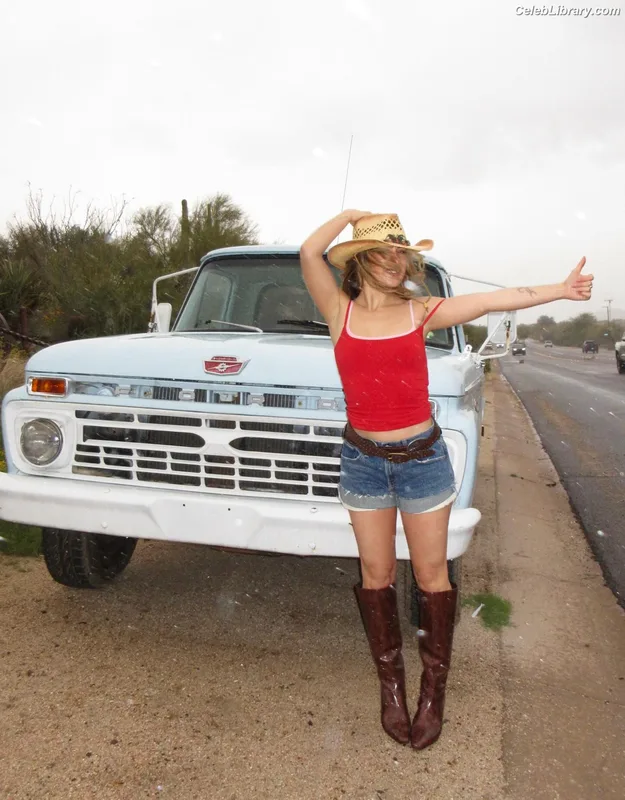 Haley Lu Richardson photo 21 of 711