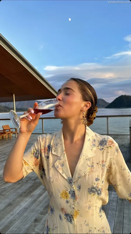 Haley Lu Richardson photo 11 of 711