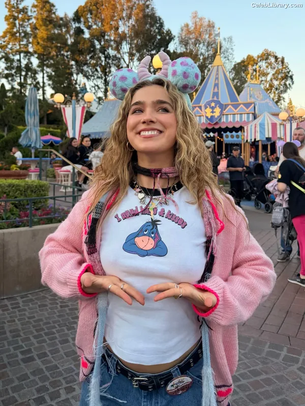 Haley Lu Richardson photo 21 of 711
