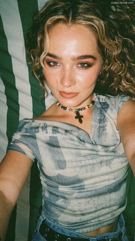 Haley Lu Richardson photo 24 of 711