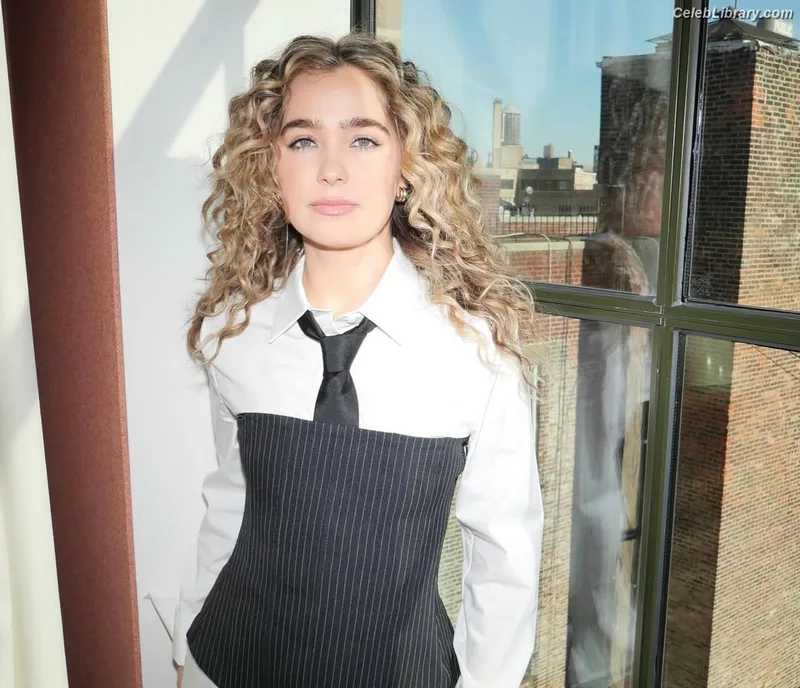 Haley Lu Richardson photo 22 of 711