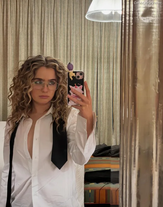 Haley Lu Richardson photo 24 of 711