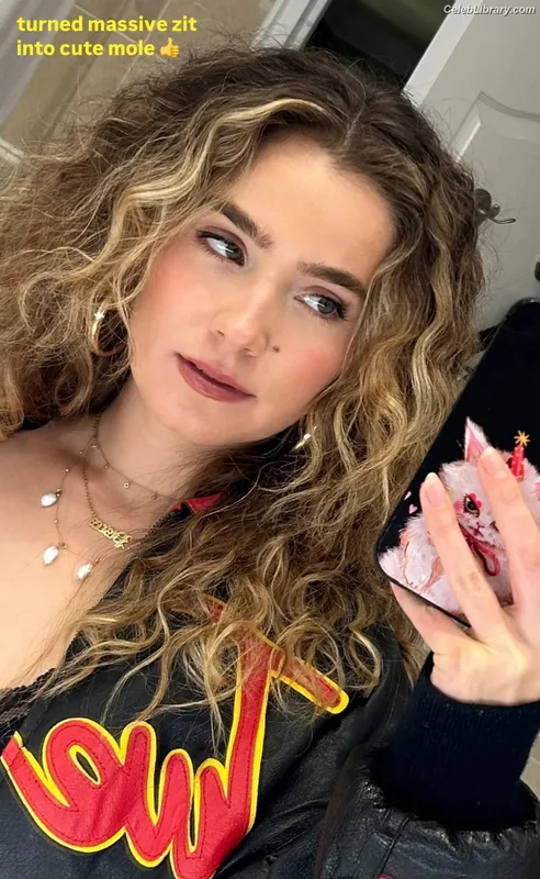 Haley Lu Richardson photo 1 of 711