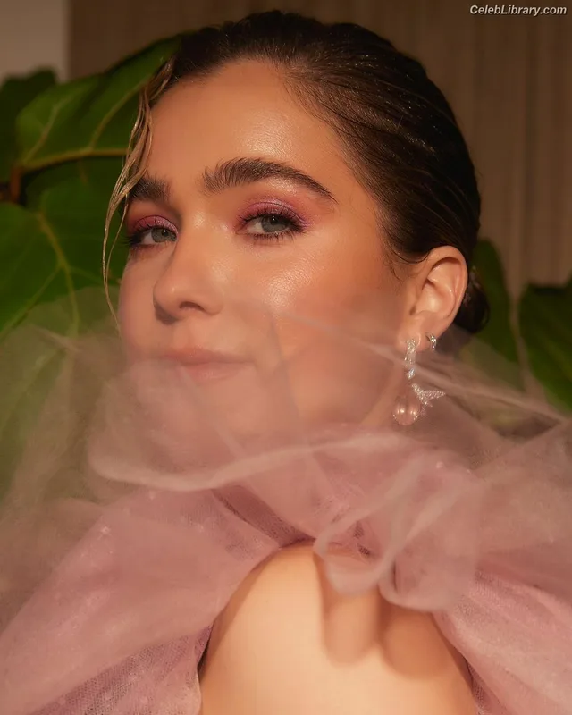 Haley Lu Richardson photo 7 of 711