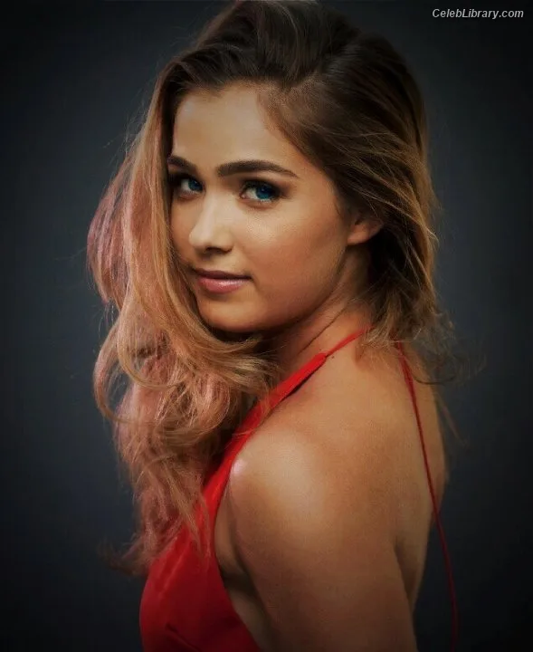 Haley Lu Richardson photo 10 of 711