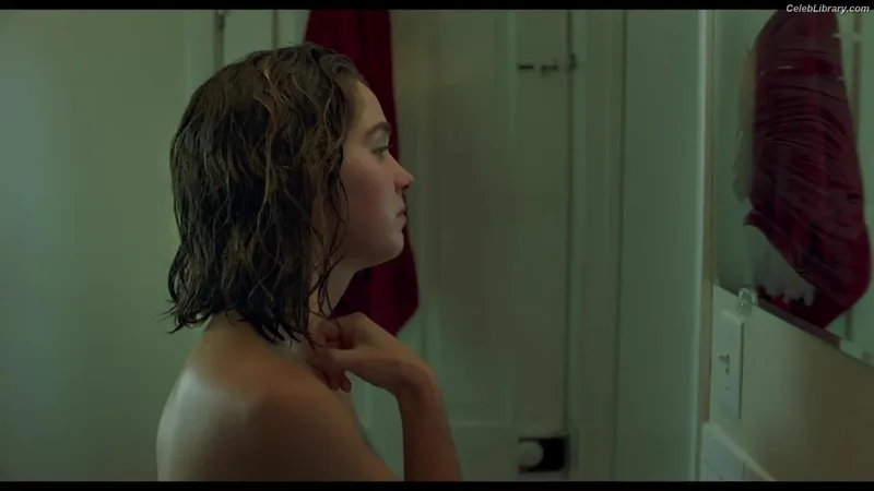 Haley Lu Richardson photo 15 of 711