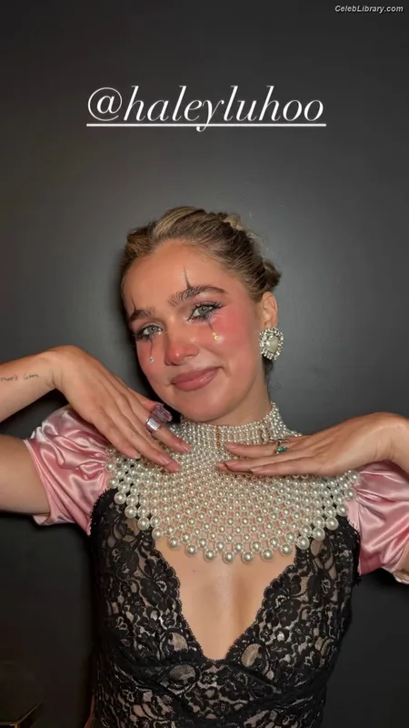 Haley Lu Richardson photo 7 of 711
